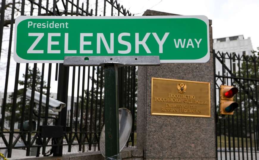 Ispred Ambasade Rusije u Washingtonu postavljena tabla "Put predsjednika Zelenskog"